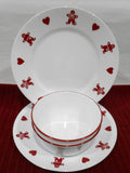 4-pc Corelle GINGERBREAD MEN & HEARTS Dinnerware Set DINNER PLATES Red Rim BOWLS
